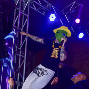 MC Daniel surgiu com calça grafitada e máscara do Máskara em festa da influencer Ianka Cristini