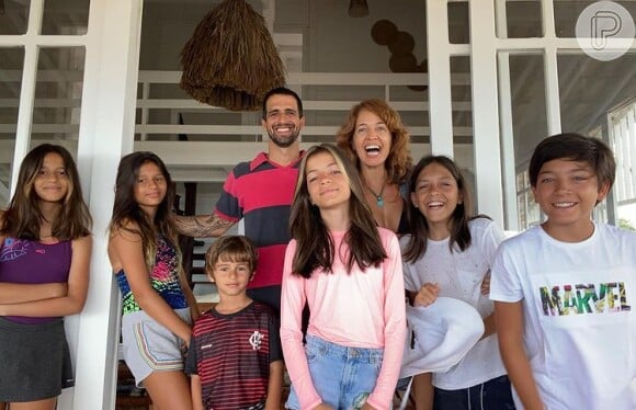 Poliana Abritta costuma ser discreta, mas vira e mexe publica foto com o namorado e os filhos nas redes sociais
