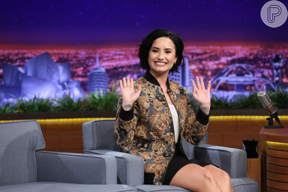 A cantora Demi Lovato surpreendeu fãs ao cantar em português