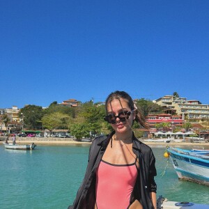 Mel Maia está curtindo a solteirice recém-anunciada em uma viagem com as amigas para Búzios, destino paradisíaco no Rio de Janeiro