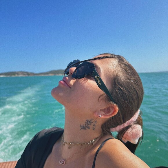 Mel Maia chamou atenção ao aparecer com lábios mais carnudos em viagem com amigas