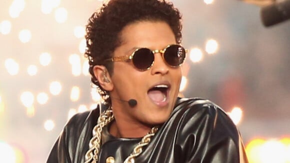 Bruno Mars: quem é a namorada do cantor que conquistou os brasileiros no The Town com show surreal e repleto de hits?