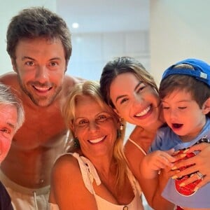 Kayky Brito em foto com a mãe, Sandra, o padrasto, Joseph, a irmã, Sthefany Brito, e o sobrinho, Enrico