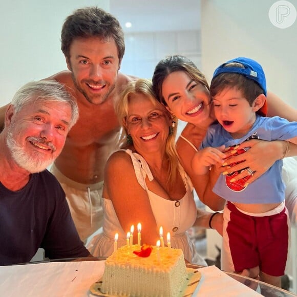 Kayky Brito em foto com a mãe, Sandra, o padrasto, Joseph, a irmã, Sthefany Brito, e o sobrinho, Enrico