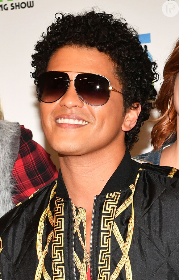 Uma das únicas aparições públicas de Bruno Mars com a namorada, Jessica Caban, foi no Grammy de 2018, no qual eles posaram juntos
