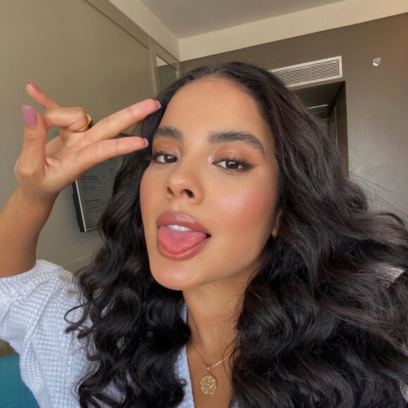 Bella Campos conversou com a revista Quem nesta terça-feira (05) e negou que tenha voltado com MC Cabelinho