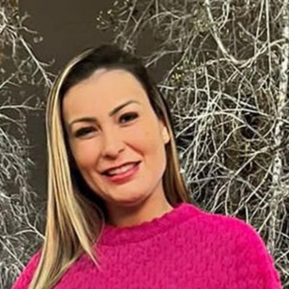 Andressa Urach choca pelos looks diferentes em viagem com o filho: 'Achei que tinha virado cristã de novo'