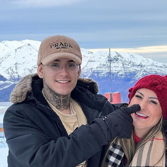 Andressa Urach está curtindo férias com o filho mais velho, Arthur, no Chile