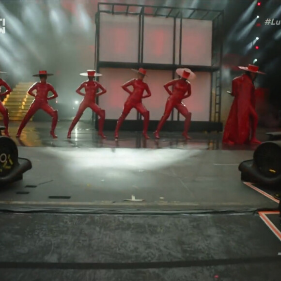 O figurino vermelho usado por Ludmilla no The Town é similar a um usado por Beyoncé em sua tour mundial