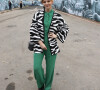 Titi Müller resolveu comparecer ao 4º dia de The Town com look bem diferente: Conjunto verde escuro com coturnos preto e para completar um jaqueta com estampa de zebra