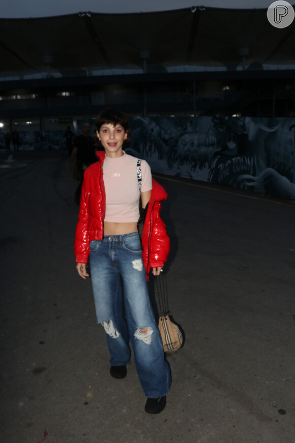 A atriz Gisele Batista foi ao The Town usando uma calça jeans, blusa rosa e jaqueta vermelha