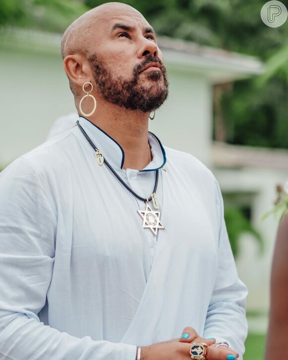 Jose Junior, fundador da organização AfroReggae, usou uma tunica de manga longa para o seu noivado