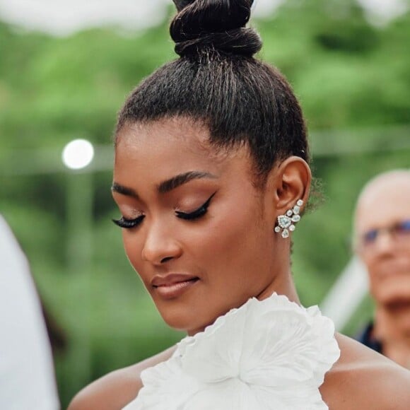 Erika Januza ficou uma noiva linda usando um vestido frente única branco com máxi flor. Fala sério?!