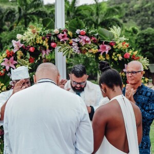 No noivado de Erika Januza e Jose Junior tinha um padre, um sacerdote, um pastor e outros religiosos para dar as benções ao casal