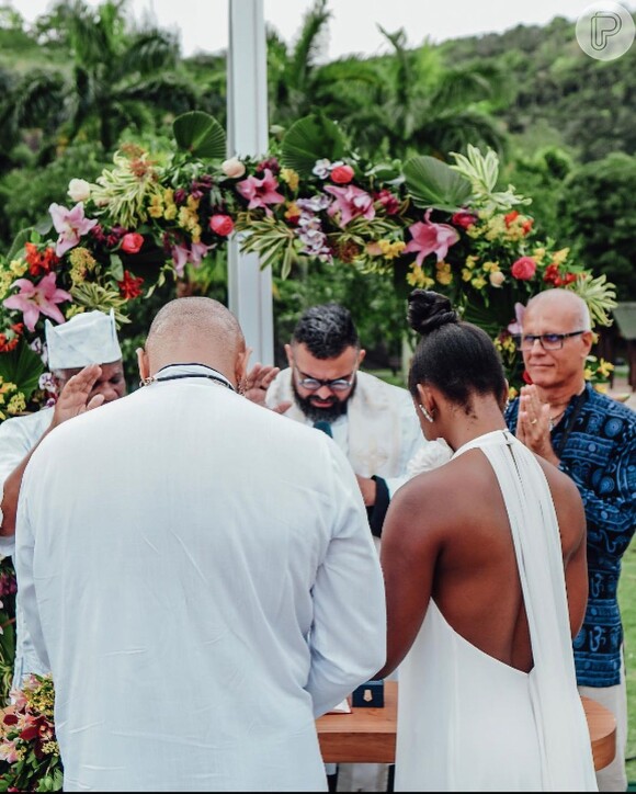 No noivado de Erika Januza e Jose Junior tinha um padre, um sacerdote, um pastor e outros religiosos para dar as benções ao casal