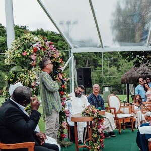 Erika Januza e Jose Junior linda cerimônia ecumênica de noivado.