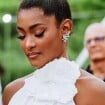 Casamento ou noivado? Erika Januza usa vestido frente única branco com máxi flor e cerimônia confunde internautas: 'Não há explicação'