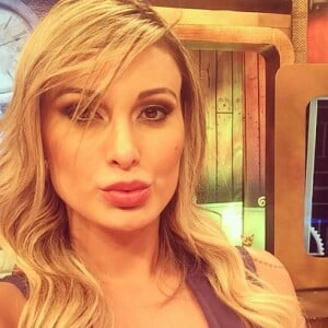 Andressa Urach se tornou apresentadora da RedeTV mesmo depois de protagonizar fortes polêmicas em 'A Fazenda'