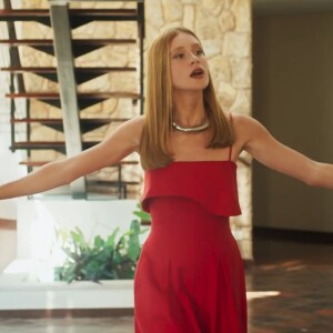 As cores do looks de Preciosa (Marina Ruy Barbosa) são vermelho, azul e cores neutras