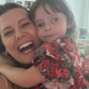 A filha de Tiago Leifert e Daiana Garbin nasceu com um tipo raro de câncer nos olhos