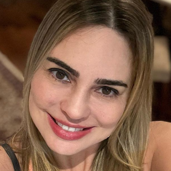 Ah, o tempo... Após anúncio de Rachel Sheherazade em 'A Fazenda', web resgata post onde ela desdenha do 'BBB'