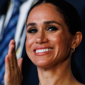 Meghan Markle dá adeus aos protocolos reais e exibe as pernas em look sensual com detalhes transparentes. Fotos! 