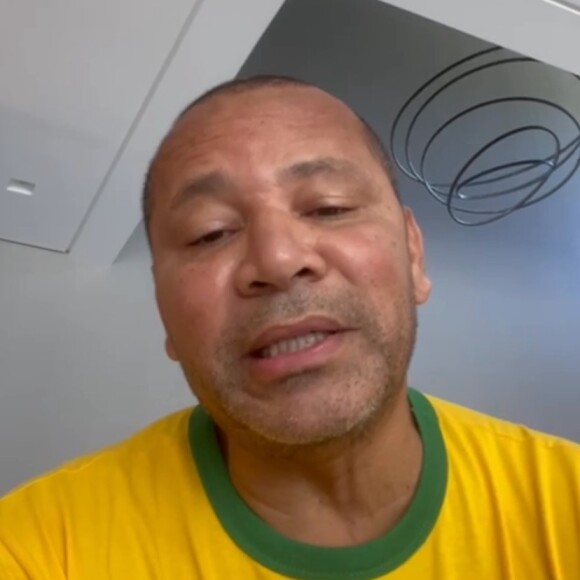 Pai de Neymar: 'Ele é solteiro. Ou não', disse o empresário em conversa com Leo Dias