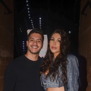 Ex-namorada de Arthur Aguiar, a empresária Jheny Santucci, utilizou as redes sociais para dar sua versão sobre o fim do relacionamento, confirmado nesta segunda-feira (18)