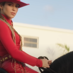 No clipe de 'El Jefe', nova música de Shakira, personagens tampam a boca da cantora na hora que ela canta o verso que contém uma indireta ao pai de Piqué, seu ex-sogro