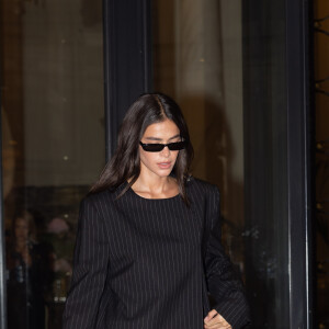 Bruna Marquezine ainda exibiu uma bolsa preta vintage de couro da The Row