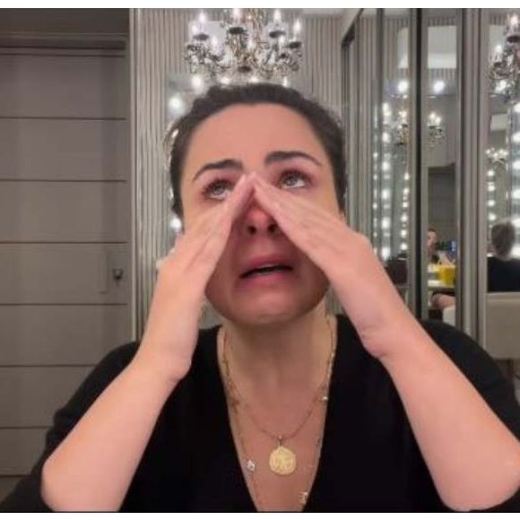 Ana Paula Renault contou que não usa muito as redes sociais e o ex se aproveitou disso para enganá-la