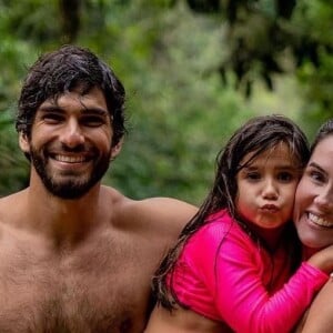 Deborah Secco é casada com Hugo Moura e mãe de Maria Flor