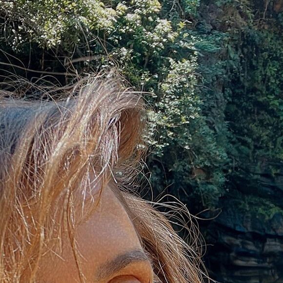 Como de costume, a atriz Deborah Secco também apareceu empinando o bumbum em um micro biquíni