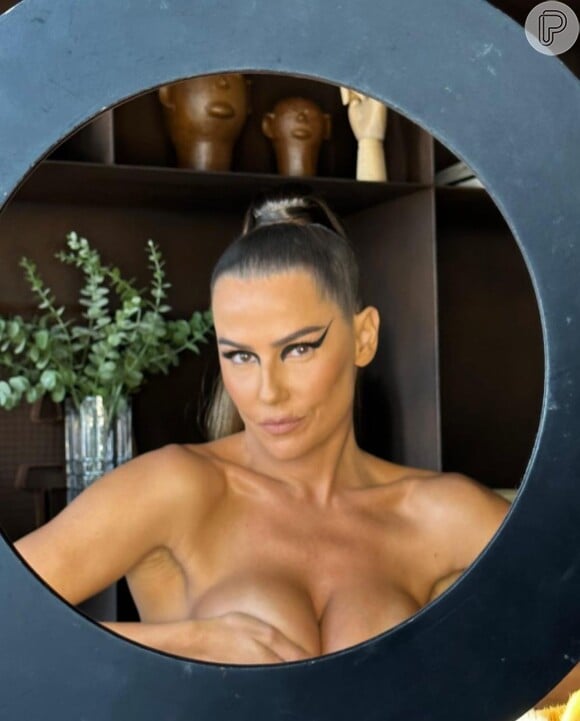 Deborah Secco chocou os fãs com uma foto fazendo topless em frente ao espelho