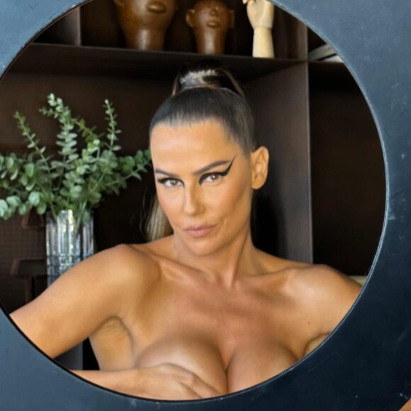 Deborah Secco chocou os fãs com uma foto fazendo topless em frente ao espelho