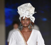 Nos desfiles de moda internacionais uma tendência que foi vista foi o vestido branco e ele pode ser uma boa pedida para o verão 2024 no Brasil