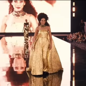 Taís Araujo lançou o seu catwalk com um vestido ouro que refletia brilho. Poderosa!