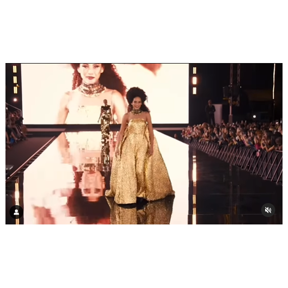 Taís Araujo lançou o seu catwalk com um vestido ouro que refletia brilho. Poderosa!