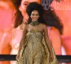 Taís Araujo desfila na Paris Fashion Week com vestido deslumbrante
