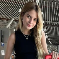 Aos 18 anos e de biquíni, Sophia Valverde coleciona elogios ao renovar bronzeado em parque aquático: 'Ficando mais linda'