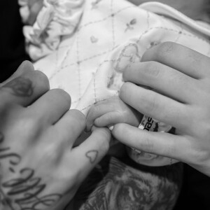 Neymar e Bruna Biancardi seguram a mãozinha de Mavie nas primeiras fotos da bebê divulgadas na web