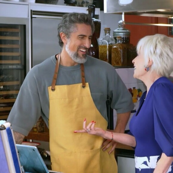 Logo à direita de Ana Maria Braga, você pode ver ovos de avestruz guardados em sua cozinha