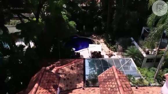 Ana Maria Braga ostenta uma grande piscina em sua propriedade