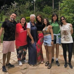 Anitta participou do retiro da terapeuta Max Tovar