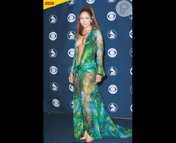 No Grammy do ano 2000, Jennifer Lopez exagerou nas informações e acabou deixando a desejar com um decote generoso, muita trasparência e um tecido super tropical