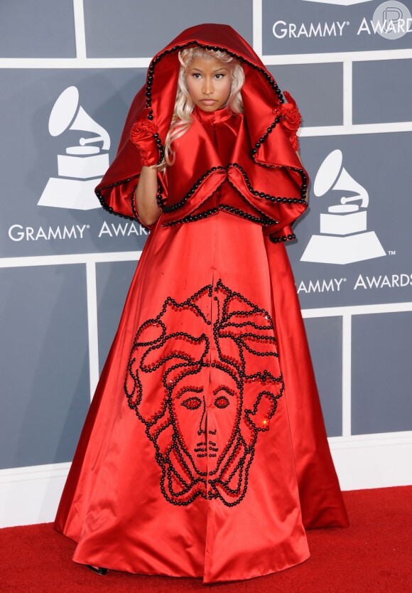 Grammy 2012, Nicki usou um conjunto vermelho de temática religiosa do ateliê Versace. Além da roupa, a artista levou um sósia do Papa para acompanhá-la pelo tapete da mesma cor