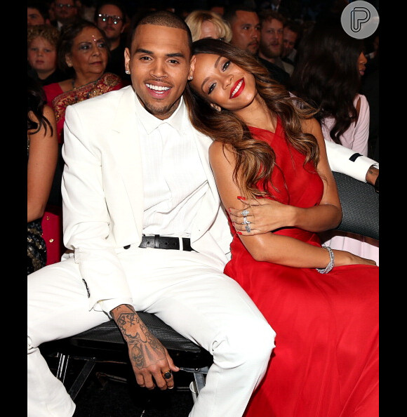 Após quatro anos, Rihanna e Chris Brown apareceram juntos no Grammy 2013