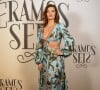 Vestido floral com recortes foi a escolha perfeita da atriz Mayana Neiva para o lançamento da novela 'Éramos Seis' e pode ser sua inspiração para look de casamento
