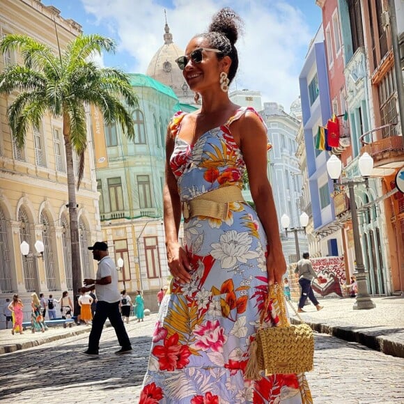 Cinnara Leal usou este vestido floral bem vivo que pode ser ideal para um casamento ao ar livre em um dia de calor