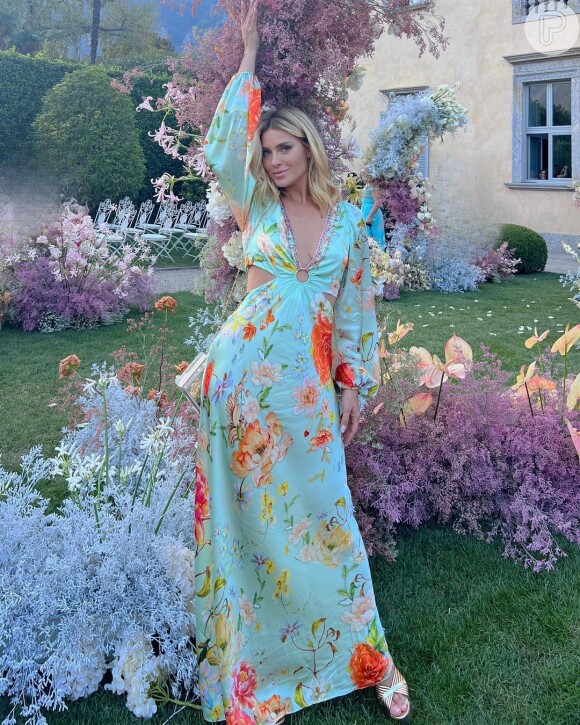 Vestido floral com recortes da cor verde foi a escolha de Carolina Dieckamann para ir em casamento de luxo na Itália